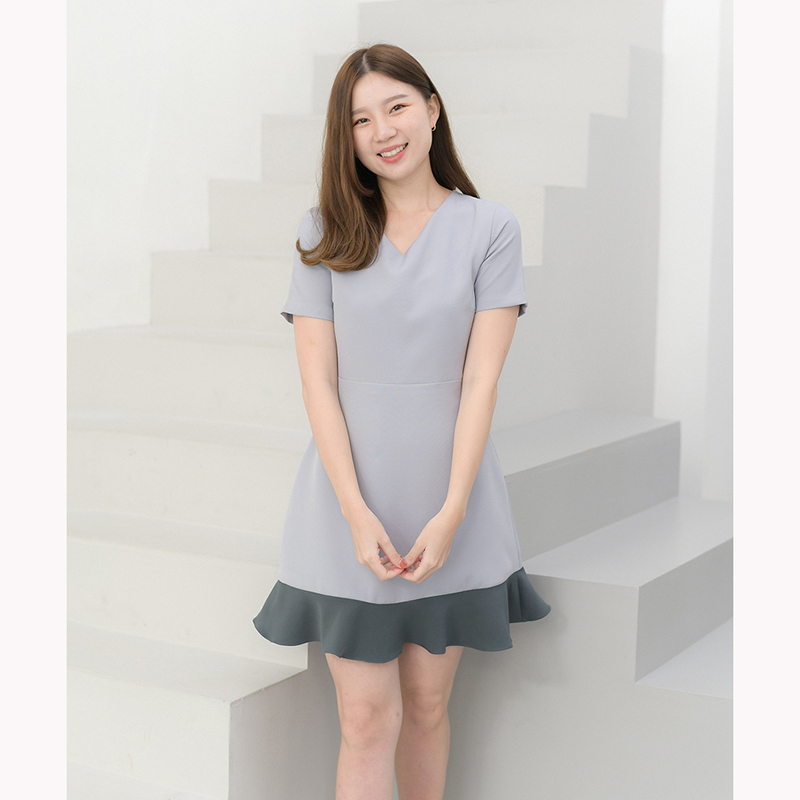 kudapy เดรสสั้นสีชมพูเข้ม/สีเทาฟ้า คอแหลมแต่งระบายชาย จัดแมทช์คู่สีโดนๆ ทรงสวยเข้ารูป งานเย็บกลับซับใน