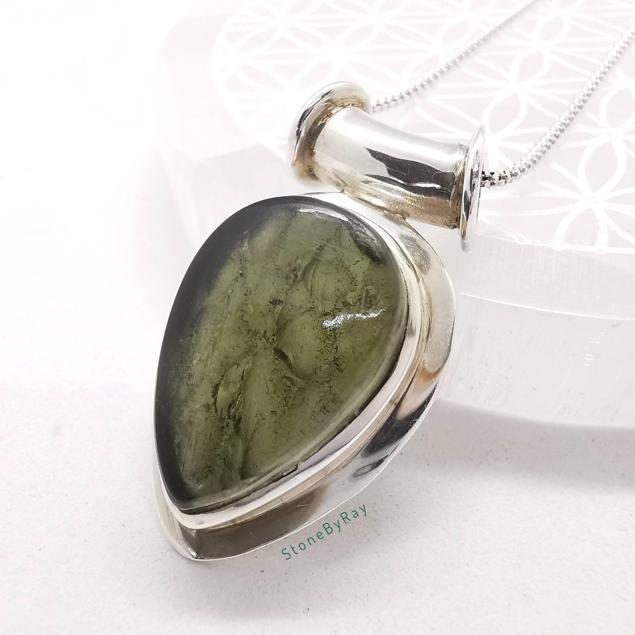 สร้อยคอเงินจี้สะเก็ดดาวโมดาไวท์ Moldavite