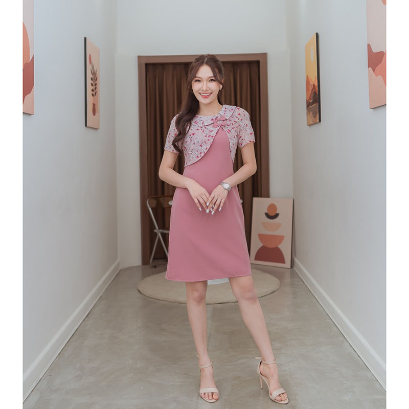 kudapy เดรสสั้นสีครีม/สีกรม/สีชมพู ทรงเข้ารูปคาดบนผ้าลายดอกแต่งโบว์ งานซิปหลัง ปกคอบัว สไตล์คิวท์ๆ