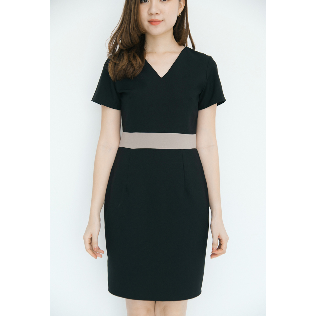 kudapy ฌดรสแขนสั้นคอวี ดีไซน์ทูโทนตัดต่อคาดเอว เข้ารูป ทรงสอบ เนื้อผ้าอยู่ทรง เก็บทรงหุ่นเป๊ะผอมเพรียว