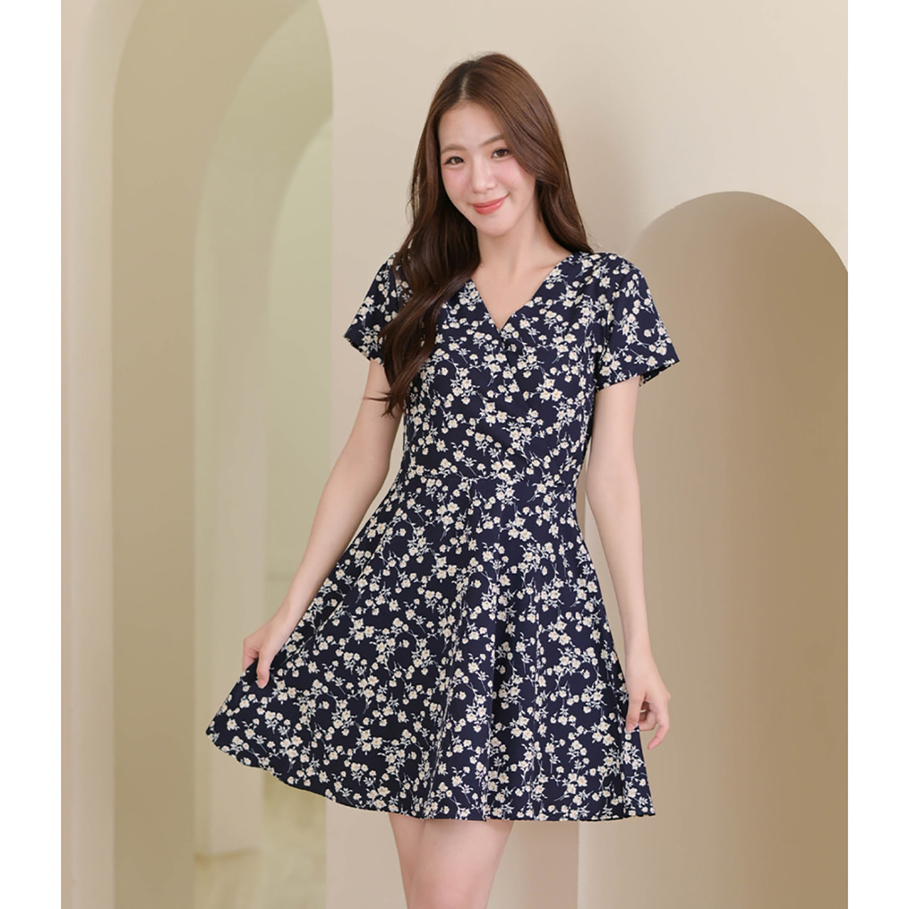 kudapy เดรสคอวีแขนสั้น เนื้อผ้านิ่มพิมพ์ลายดอก จับป้ายทรงกิโมโน กระโปรงทรงพริ้ว งานสวย