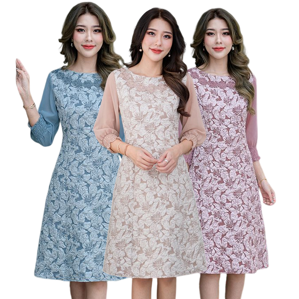 kudapy เดรสสั้นสีชมพูกะปิ/สีฟ้าคราม/สีครีม เนื้อนิ่ม กระโปรงทรงบานเล็กน้อย แขนสีส่วนจั้มยางยืดปลายแขน สวย รอบคอแต่งด้วยดอกไม้ลูกไม้สวยหวานมากๆ