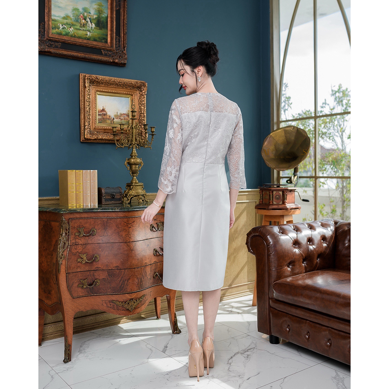 kudapy เดรสผ้าไหมลูกไม้ใยบวบ ตัวผ้าไหมช่วงกระโปรงอัดกาวผ้าให้อย่างดี ช่วงตัวเสื้อเป็นงานผ้าลูกไม้ใยบวบปักลายดอกไม้สวย