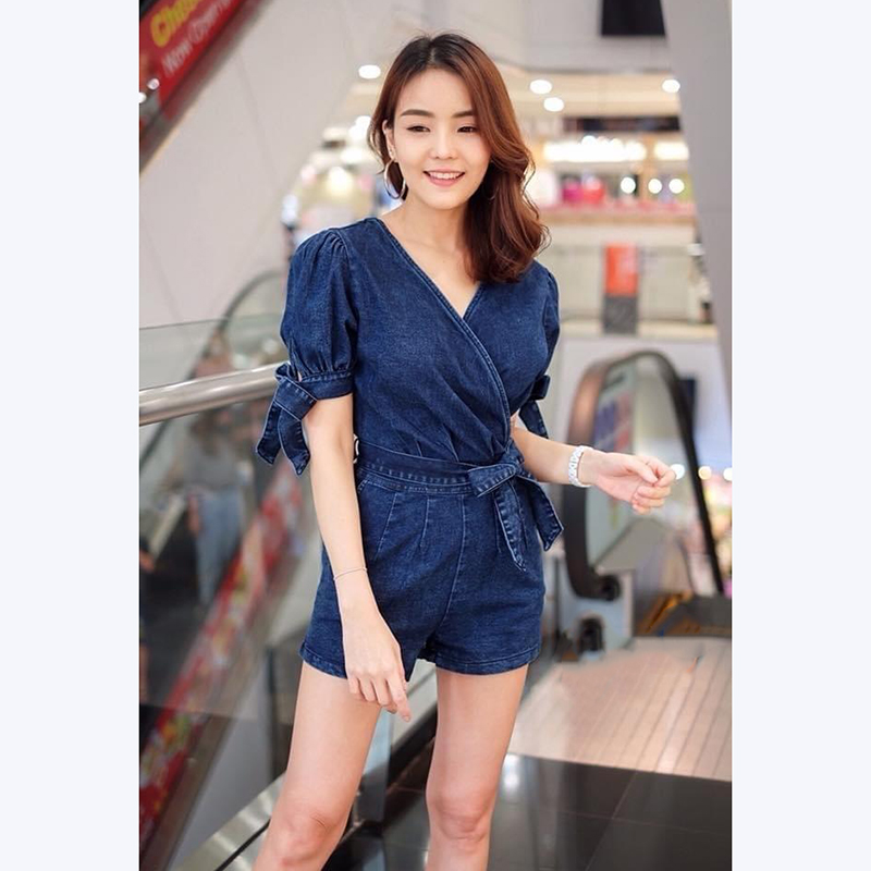 kudapy จั้มสูทยีนส์ทรงน่ารักปาดหน้าไขว้หลัง แขนพองๆ ผูกโบว์หวานๆ งานติดซิปข้าง ผ้ายืดหยุ่นใส่สบาย