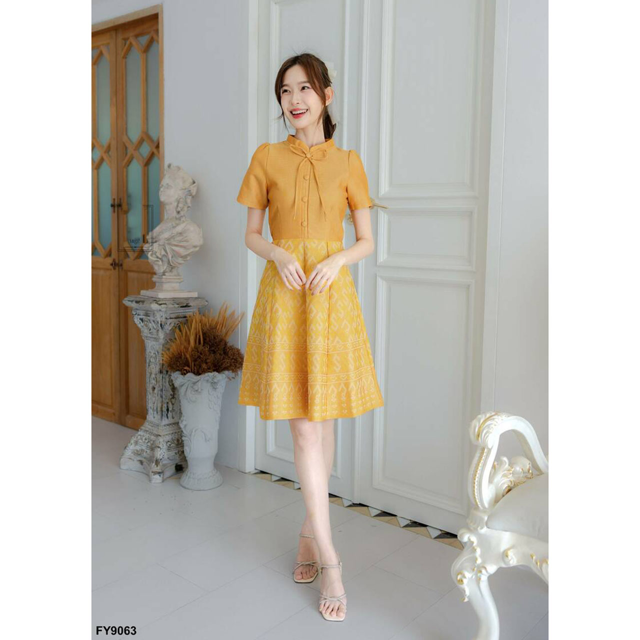 kudapy เดรสสั้นสีเหลือง ผ้าไทยคอจีนผูกโบว์แต่งกระดุม