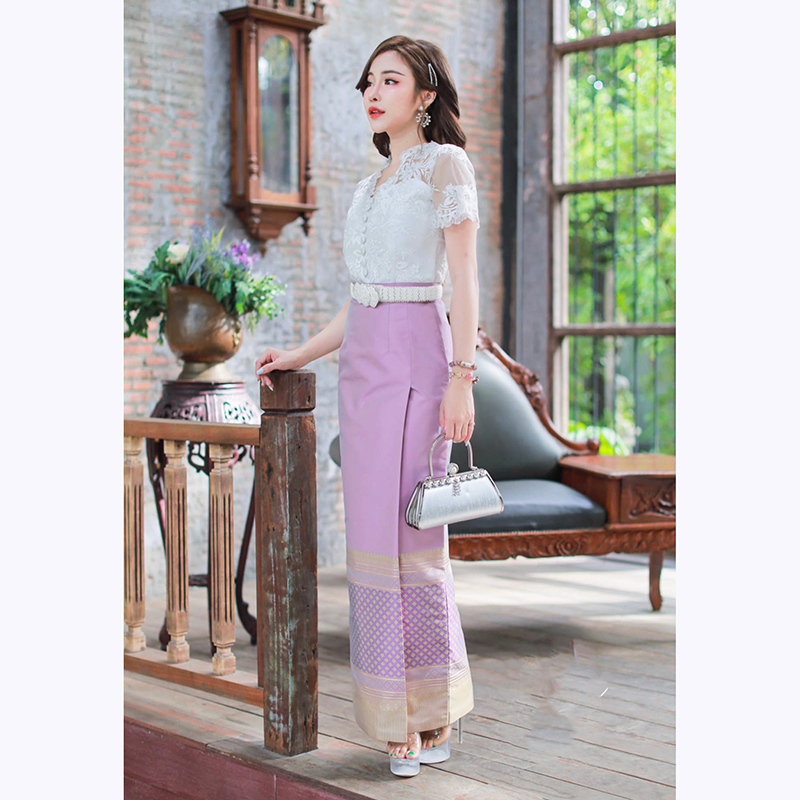 kudapy ชุดเซทเสื้อลูกไม้คอวี ทรงสวยเข้ารูปซับในด้วยผ้าไหมอิตาลีอัดกาว ์ผ้าถุงไหมแพรทิพย์ทอเครื่องลายการบิน สำเร็จรูป ซิปหลัง