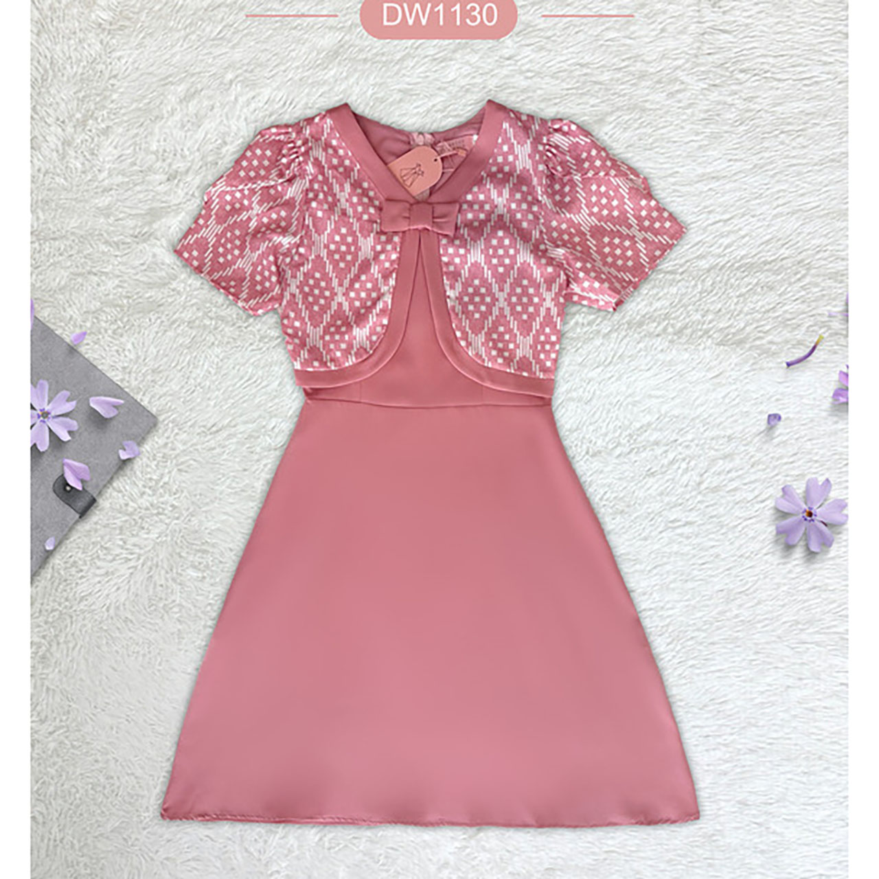 kudapy เดรสสั้นสีกรม/สีแดง/สีชมพู เดรสสีพื้นเสื้อลายไทยคอวีแต่งโบว์ 1 ชิ้น