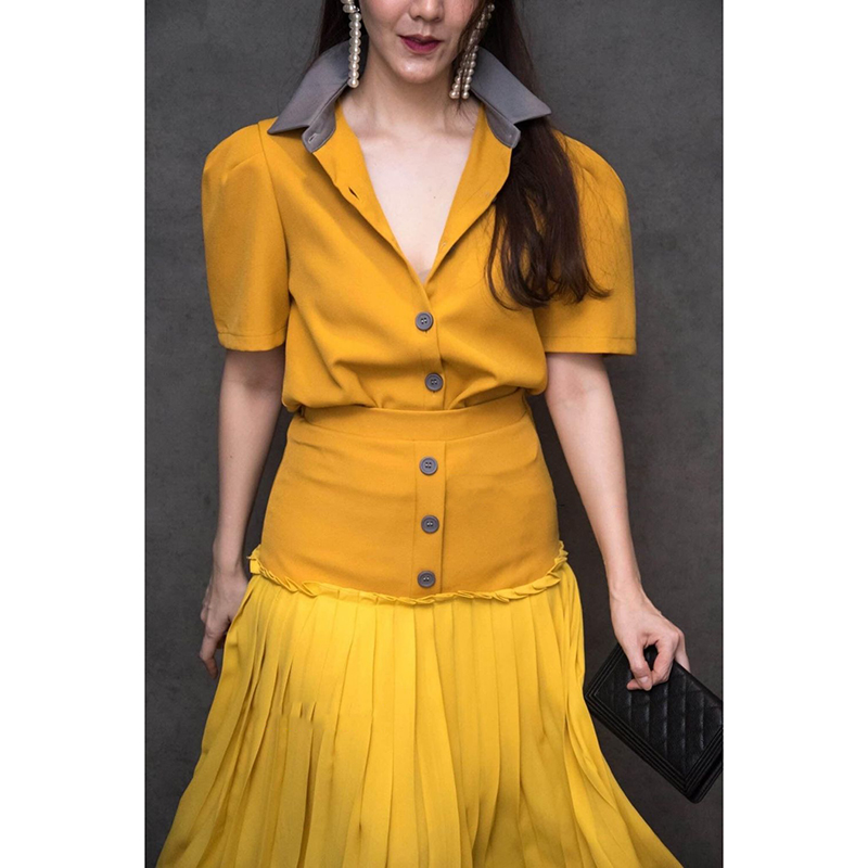 kudapy เซ็ทกระโปรงยาวสีน้ำเงิน/สีดำ/สีเหลือง เก๋ๆ คอมพลีทลุคน่าดู ตัวเสื้อแพทเทิร์นดี เป็นเชิ้ตแขนสั้นสลับสีกันกับเสื้อ แขนสั้นน่ารัก ช่วงล่างเป็นกระโปรงแยกทรงน่ารัก