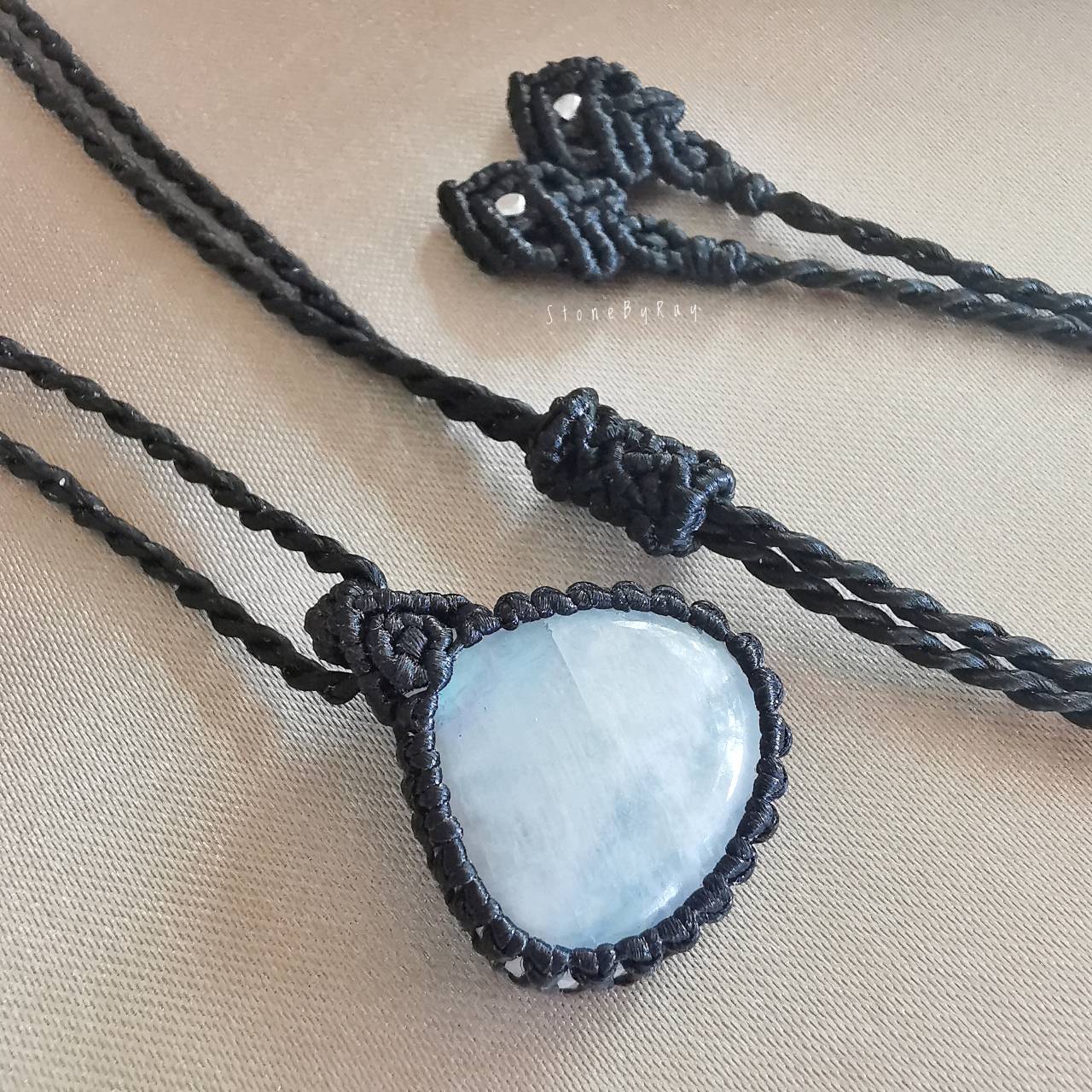 สร้อยคอเชือกถักจี้หินเรนโบว์มูนสโตน Rainbow Moonstone