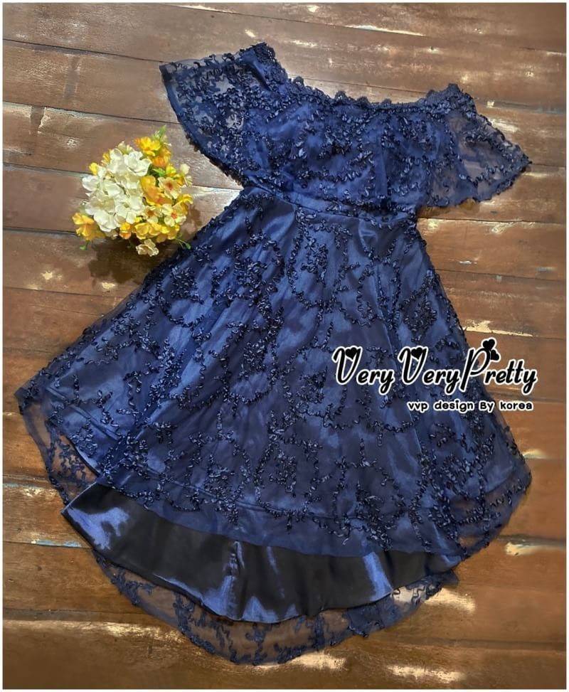 kudapy ชุดราตรีเปิดไหล่สีกรมท่า หน้าสั้น หลังยาว ใส่ออกงาน ลุคสวยหรูสไตล์เกาหลีค่ะ เนื้อผ้ามุ้งปักริบบิ้นลวดลายสวย 3D ทั้งตัวค่ะ