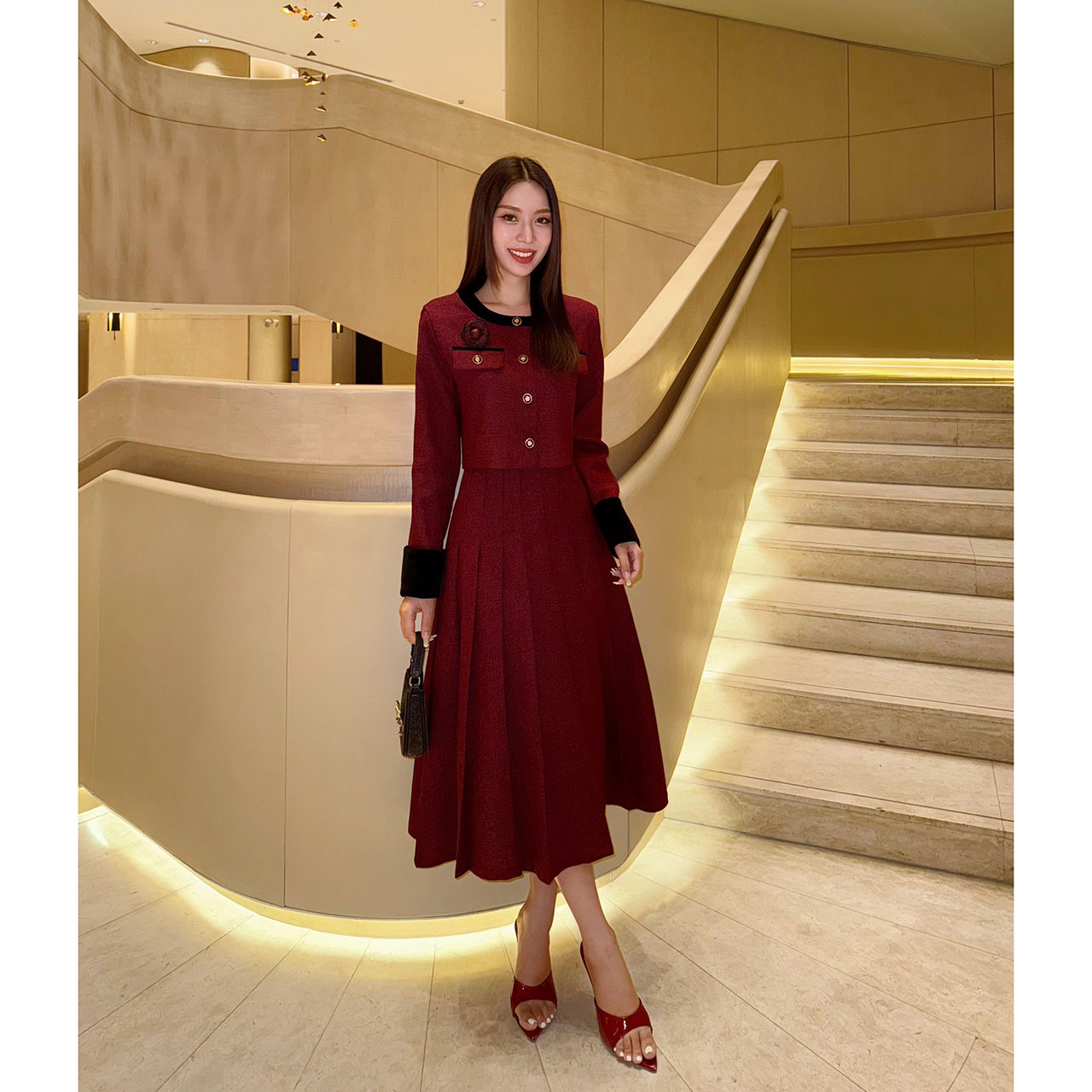 kudapy เซ็ทผ้าพรีเมี่ยม สื้อกับกระโปรงเราใช้ผ้าเดียวกันทั้งชุด เนื้อผ้ามีน้ำหนัก ทิ้งตัวดี ยับยาก เสื้อกระดุมจริง กระโปรงซิปเอวสูงไม่สม้อค มีซับในอย่างดี