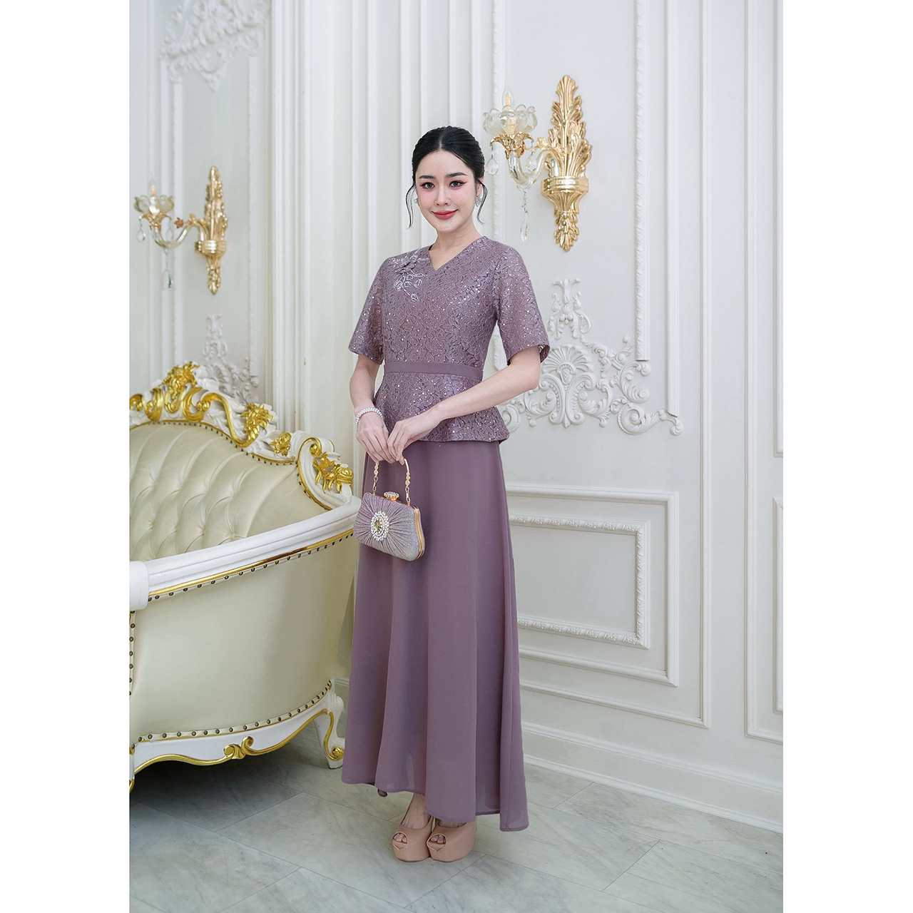 kudapy เดรสยาวทรงสวยสุภาพ ด้านบนเป็นผ้าลูกไม้ลายกุหลาบอัดกาวสวยมากแถมมีแต่งกลิตเตอร์ แต่งดอกไม้ช่วงไหล่