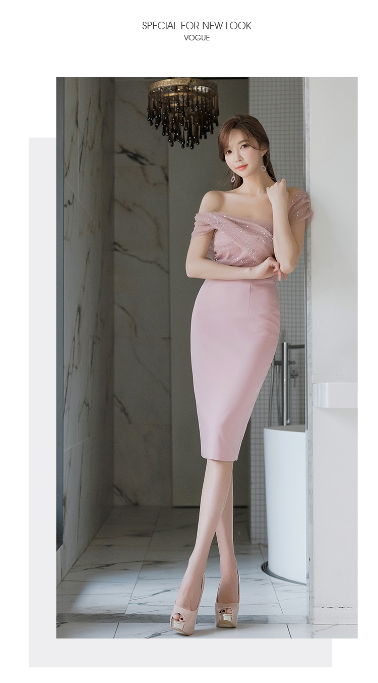 kudapy ชุดเดรสออกงานสีชมพูตุ่น เดรสสั้นเปิดไหล่ ทรงเข้ารูป เดรสเซ็กซี่ไปงาน เสื้อด้านนอกเย็บซ้อนด้วยผ้าโปร่งแต่งเหลือบดิ้นสีเงิน สะท้อนแสงไฟ