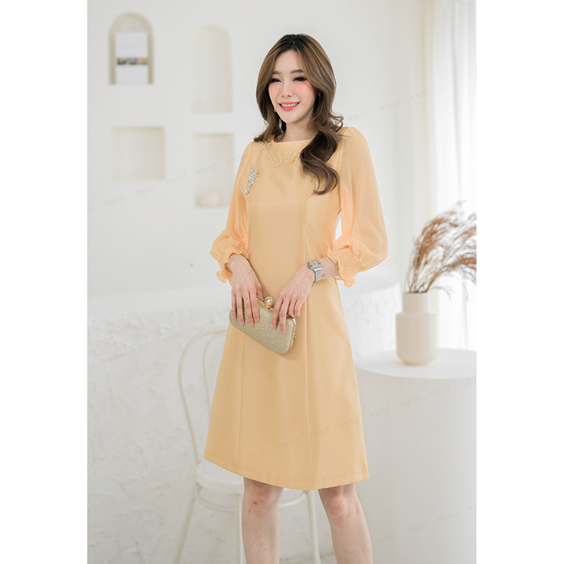 kudapy เดรสสั้นสีชมพู/สีแดง/สีทอง ผ้าไหมอัดกาวทั้งตัว แต่งด้วยลูกไม้ช่วงคอ แขนเป็นผ้าชีฟองจั้ม มีซับในและชิปซ่อนหลัง เนื้อผ้าเป็นผ้าไหมญี่ปุ่น