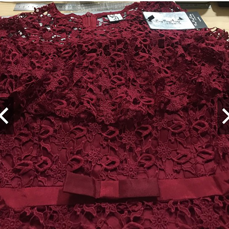 kudapy เดรสสั้นสีแดง ลูกไม้แขนยาว ไหล่ซีทรูแต่งระบายรอบอก เอวเย็บแต่งโบว์