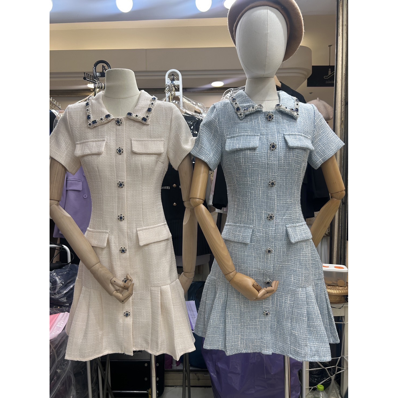 kudapy เดรสแขนสั้นผ้าพรีเมียมทวิต คอปกแต่งด้วย ลูกปัดคริสตัลและมุก กระดุมด้านหน้าแบบ เพชรคริสตัล (กระดุมตกแต่ง) เดรสเป็นซิปด้านหลังทำให้ใส่ได้ง่าย