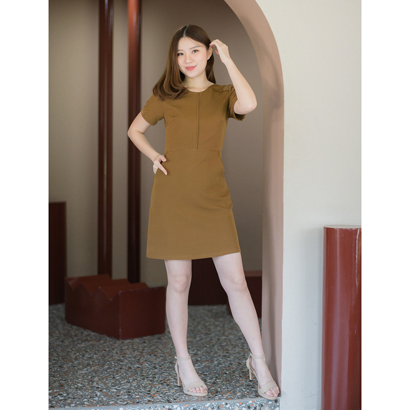 kudapy เดรสสั้นสีฟ้าอ่อน/สีแดงเข้ม/สีมัสตาร์ด ตัดต่อเล่นคัทติ้งกลางลำตัวและช่วงไหล่ มีกระเป๋าด้านข้าง งานซับในทั้งตัว