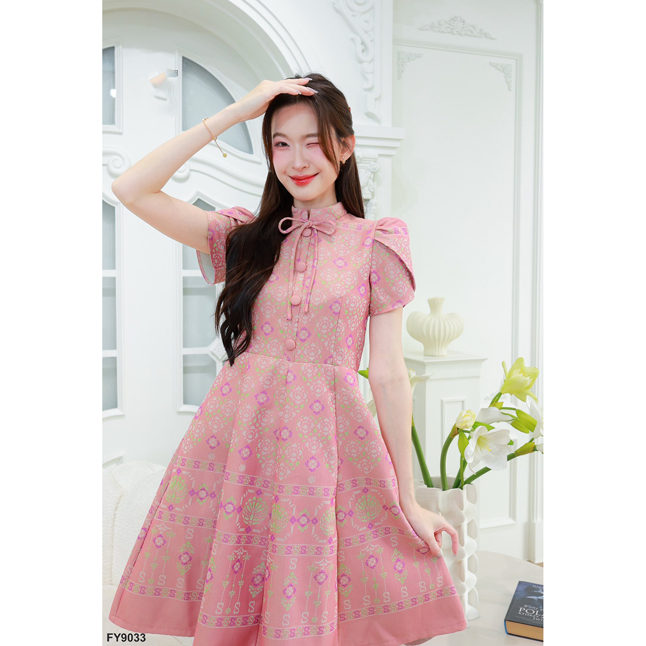 kudapy เดรสไทยทรงบานแขนกลีบบัวคอจีนแบบตั้งเล็กๆพร้อมผูกโบที่คอเสริมลุคให้ดูน่ารักมีสไตล์หวานผสมวินเทจ