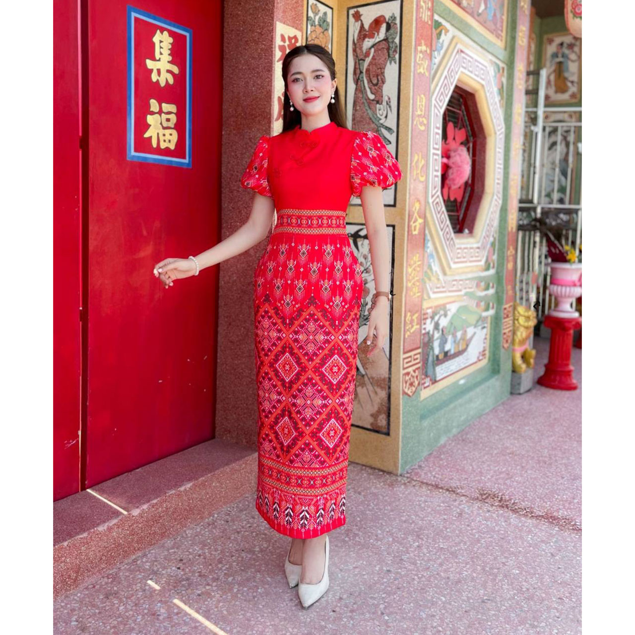 kudapy ชุดเดรสยาวสีแดง ชุดกี่เพ้าผ้าลายไทย อัดผ้ากาว ลวดลายสวยคมชัด ไตล์กี่เพ้า รับรองดูดีดู
