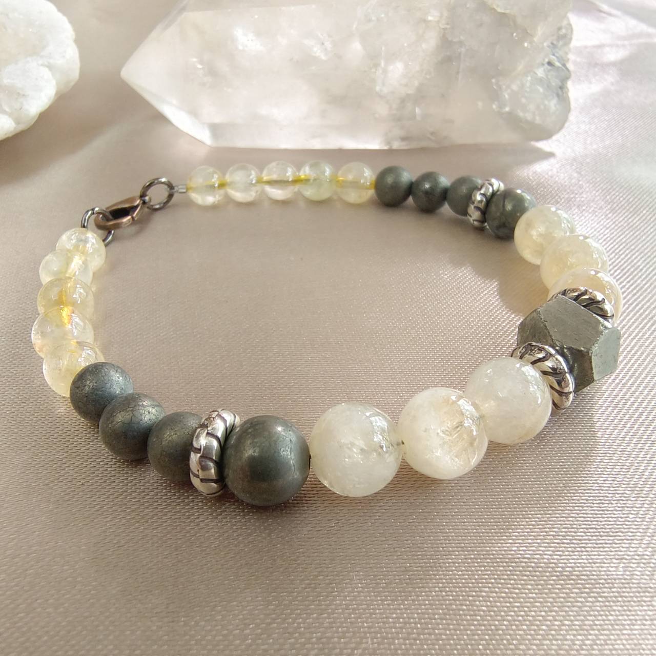 สร้อยข้อมือหินซิทรินร้อยกับไพไรต์ Citrine+Pyrite