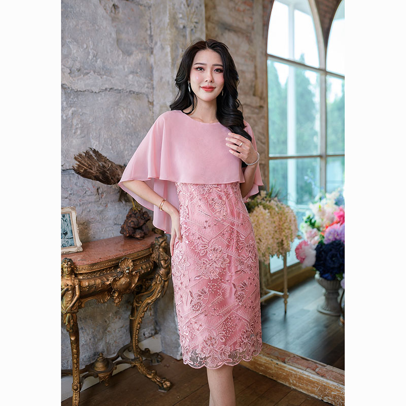 kudapy เดรสสั้นสีชมพู/สีฟ้า ผ้าลูกไม้ปักเลื่อมผ้าลายสวยลูกไม้ปักลายอย่างดี ดีไซน์ชุดเก๋มากๆ เป็นคลุมไหล่ด้านหลังยาวถึงเอว