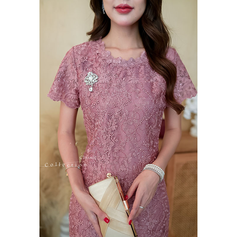 kudapy เดรสสั้นสีน้ำตาล/สีกะปิ ลูกไม้ปักลายดอกไม้ และปักเลื่อมทั้งชุด เลื่อมใสเม็ดเล็กสวยกำลังดี เนื้อผ้าเป็นลูกไม้ใยบวบ