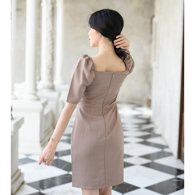 kudapy เดรสสั้นสีสีครีม/สีโอวัลติน คัตติ้งเริ่ดๆ ช่วงอกจับเดรปป้ายกันสวยมาก ตัวนี้ทำมาเป็นแบบมีแขนจับยกไหล่นิดๆ