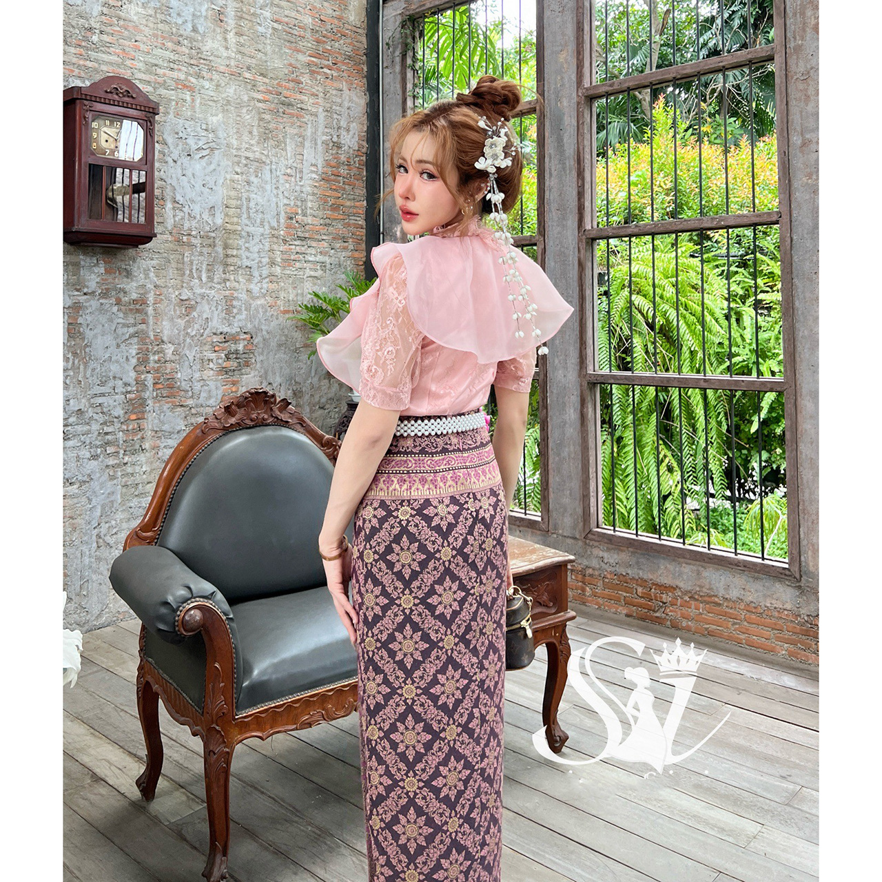 kudapy ชุดเซ็ท ลูกไม้แขนต๊กตา แต่งระบายทรงระย้า กระดุมมุกหรูหรา มีซับในสอง 2 ชั้น ผ้าถุงสำเร็จรูป ผ้าฝ้ายทอลายบุพเพ มีซิปหลัง