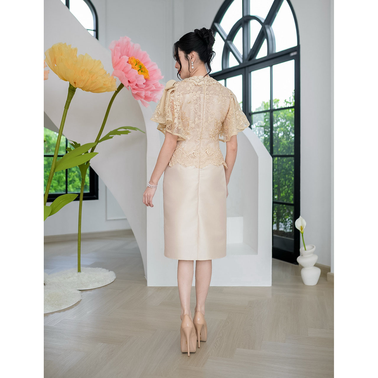 kudapy เดรสผ้าไหมลูกไม้ปักลายผ้าลูกไม้แต่งเลื่อมทั้งผืน ดีไซน์เก๋แขนซ้อนระบายกุ้นปลายแขน ช่วงไหล่มีการแต่งโบว์