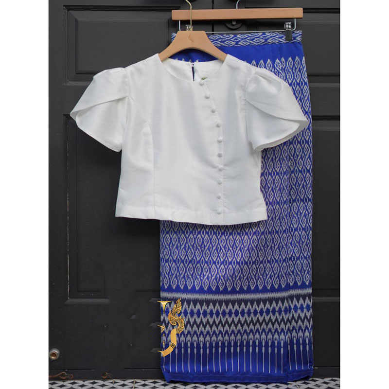 kudapy ชุดเซ็ทเสื้อ+ผ้าถุงสีม่วง/สีขาว/สีเทา เสื้อผ้าไหม4 เส้นอัดกาวสีเดียวกับเสื้อ งานสอยชาย แต่งกระดุมหน้าสวยดูดี ใส่ออกงานบวกงานแต่ง ชุดคุณแม่