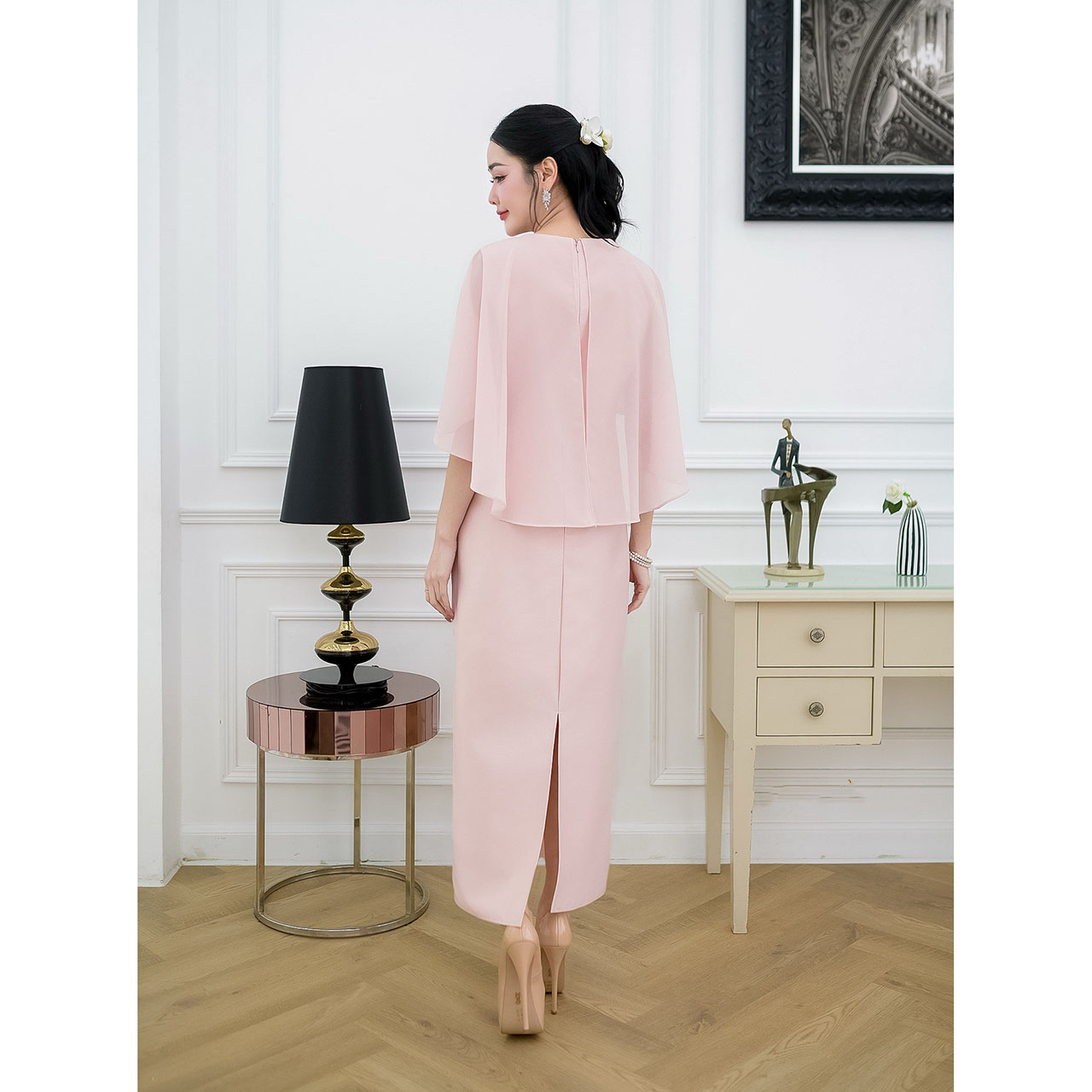 kudapy เดรสยาวออกงาน ผ้าไหมอัดกาวทั้งชุด คลุมไหล่พรางแขน แต่งผีเสื้อเรียงตัวเล็กๆช่วงไหล่