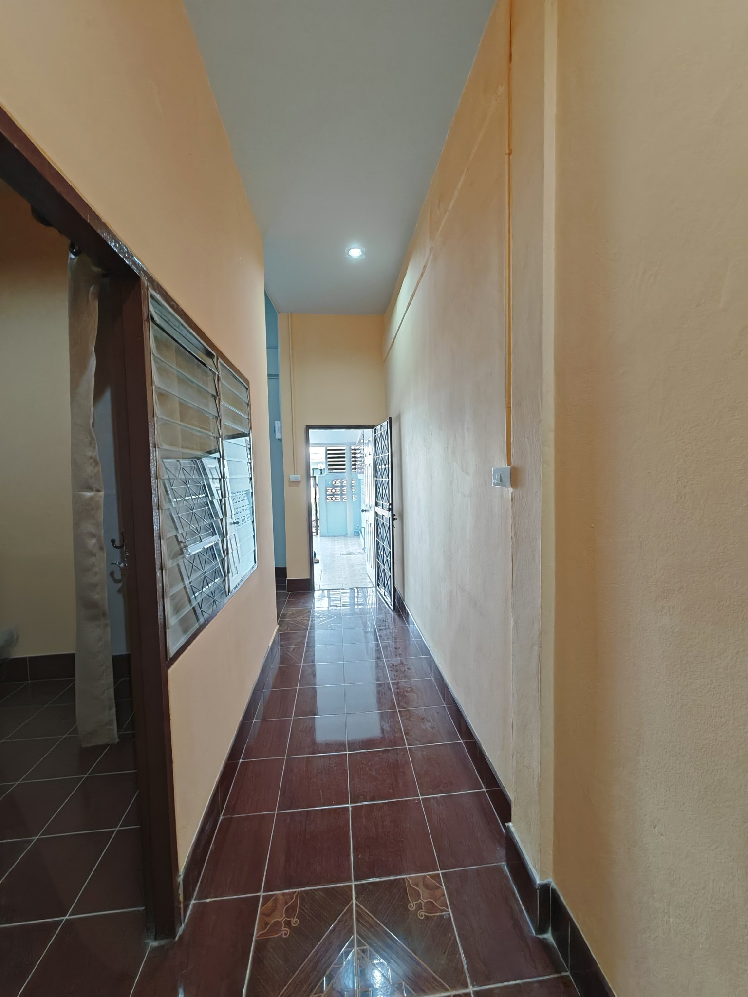 บ้านแสงตะวัน คลอง 11 ธัญบุรี ปทุมธานี ตกแต่งใหม่ 2 ชั้น ฟรีเฟอร์นิเจอร์ กู้ธนาคารหรือผ่อนบริษัทได้2 Storey Town House Thayaburi Pathum Thani 0909897810