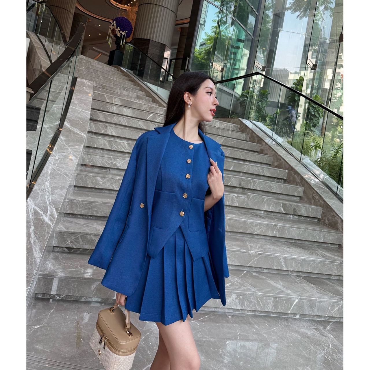 kudapy : เซ็ท 3 ชิ้น เสื้อแขนกุด+กระโปรง+Blazer แมทซ์ได้หลายลุค ตัวเสื้อแขนกุดกระดุมจริง กระเป๋าจริงด้านหน้า