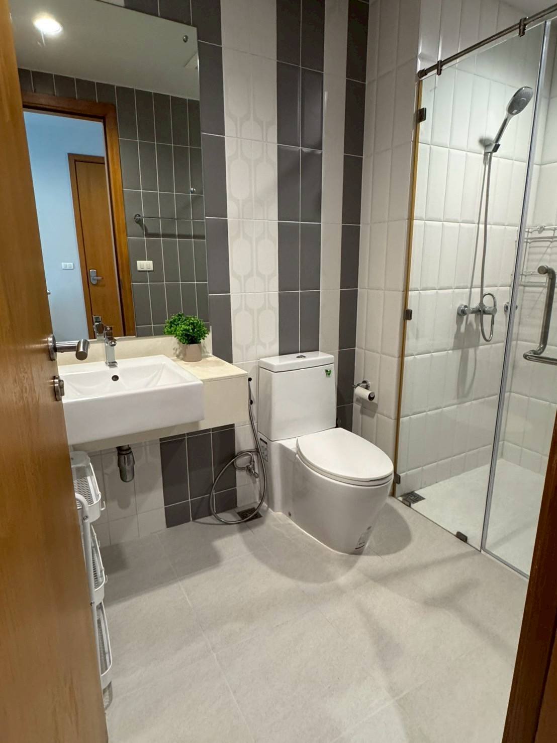 ให้เช่าคอนโด Circle Condominium (เซอร์เคิล คอนโดมิเนียม) High Rise โซนพื้นที่ MRT เพชรบุรี ห้องแบบ Studio 1ห้องน้ำ ขนาดห้อง 33 ตรม. ชั้น 27 ตึก 1