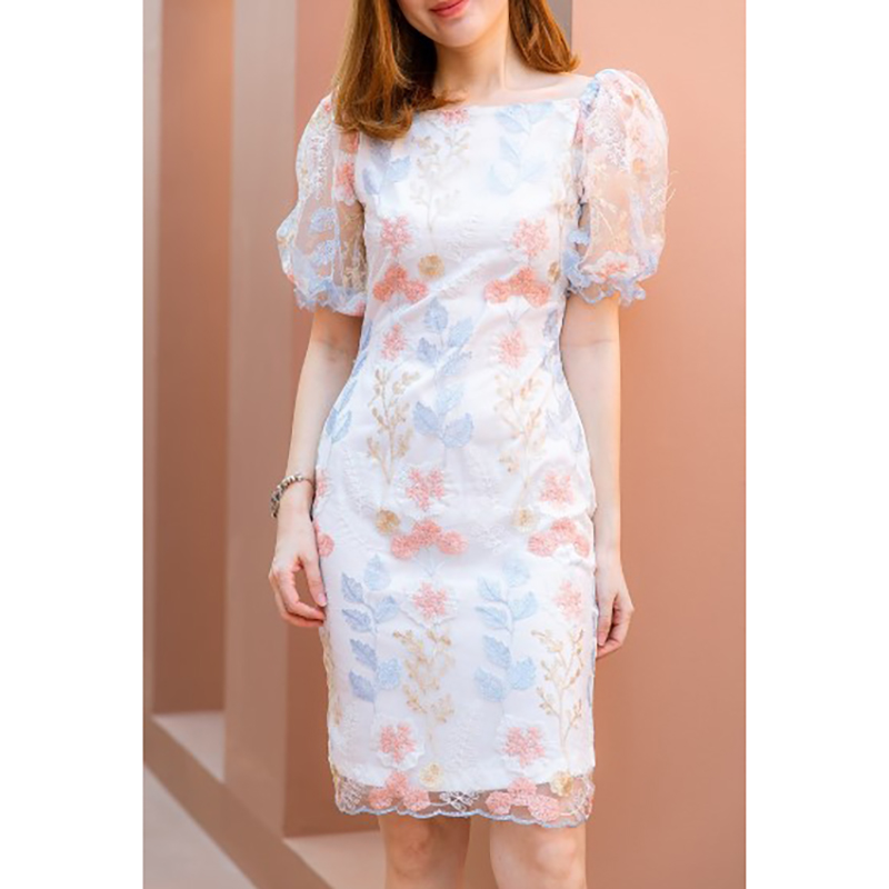 kudapy เดรสสั้นสีฟ้าขาว ผ้าโปร่งปักลายดอกไม้สีสวย ซับในด้วยผ้าซาร่า