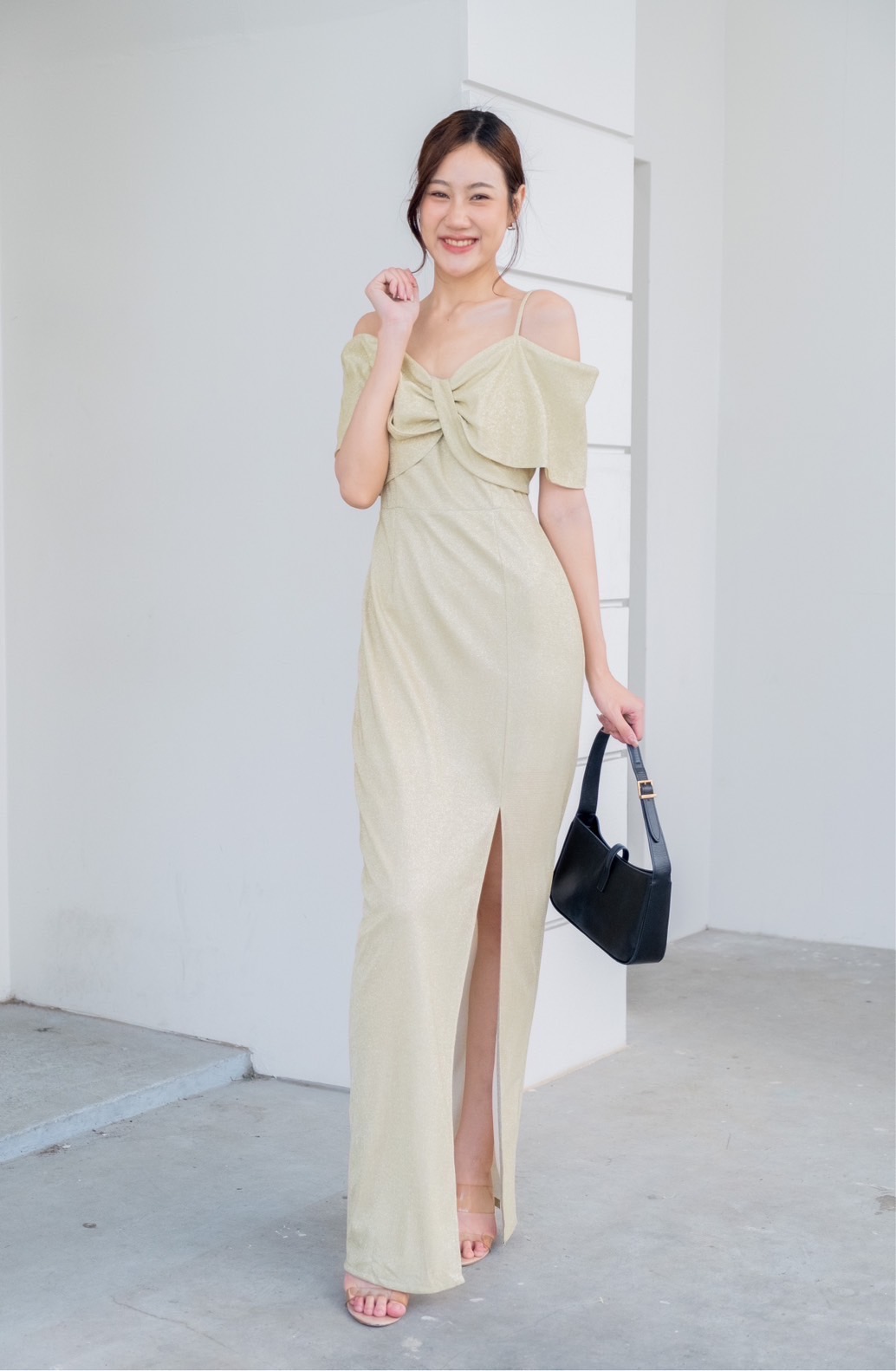 kudapy เดรสยาว ผ้าดัชเชสอัดกาว เปิดบ่าจับบิดทวิชไขว้อก มีสายคล้องบ่า กระโปรงทรงสอบ ผ่าหน้าขา sexy