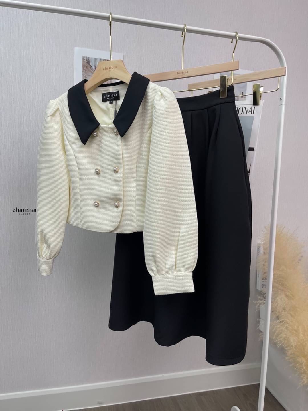 kudapy เซ็ทเสื้อครอปสีครีมแต่งปกสีดำ+กระโปรงยาวจับจีบใหญ่เอวสูงทรงเข้ารูป