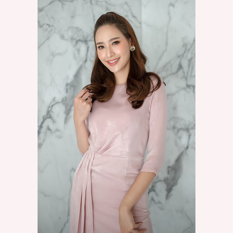 kudapy เดรสสั้นออกงาน ผ้าซาตินเครป คอกลม แขนสี่ส่วน กระโปรงเข้ารูปทรงสอบ แต่งผ้าเฉลียงยาวด้านข้าง สวยเก๋มากๆ