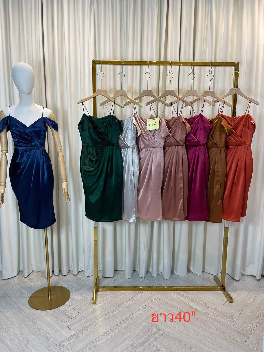 kudapy เดรสสั้นเปิดไหล่ แต่งสายเดี่ยว สีโรสโกลด์ ,น้ำตาลอิฐ ,เขียวแก่ ,ชมพู ,กรมท่า ,เทา ,แดงเลือดหมู ผ้าเปเป้ไม่ยืด กปสั้นอ้อมแขน กปจีบสั่น