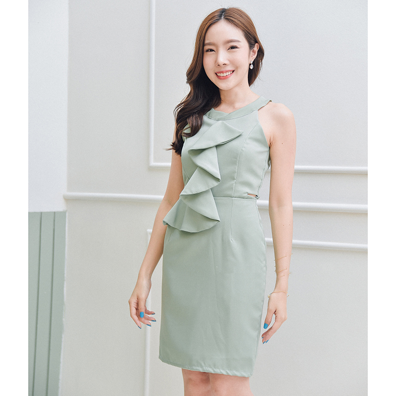 kudapy เดรสสั้นสีชมพู/สีกรม/สีแดง/สีเขียว เดรสเฉี่ยวๆ ช่วงเสื้อเป็นทรงเสื้อกล้ามเว้าแขนมีระบายที่อก เว้าเอวโชว์ความเซ็กซี่เล็กๆ ต่อกระโปรงทรงสอบ