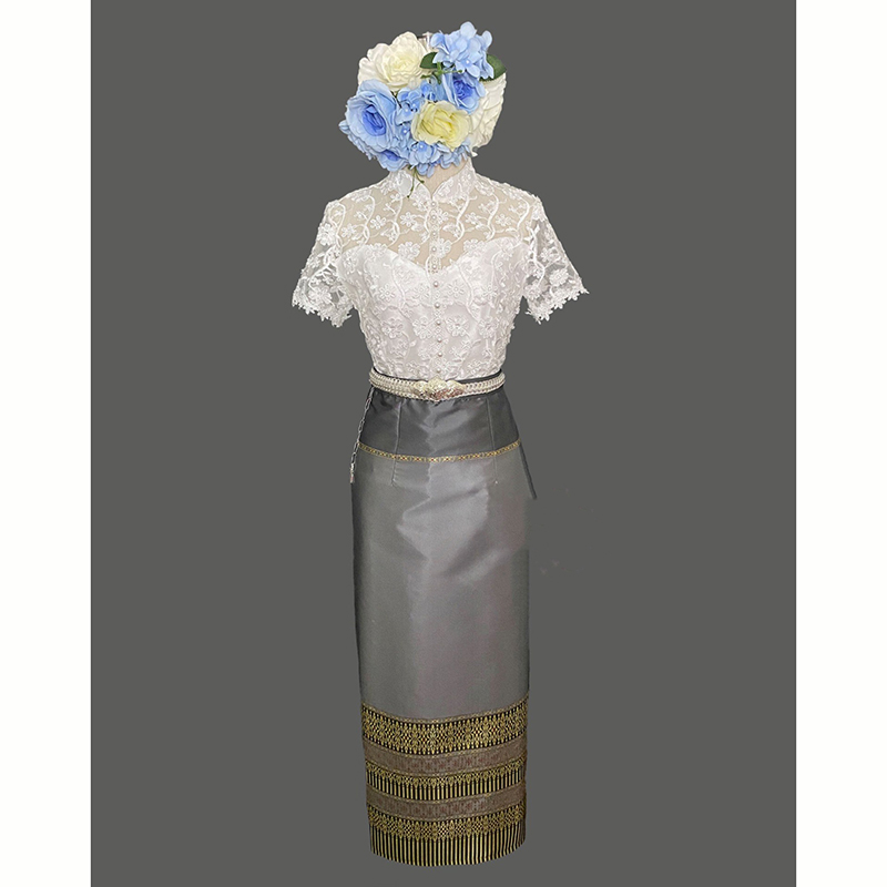 kudapy ลูกไม้ปัก แบบ 3D คอจีน ซับในอย่างดี แต่งมุขเรียงยาวถึงชายเสื้อ ซิปหลัง มาพร้อมกับผ้าถุงไหมแพรทิพย์