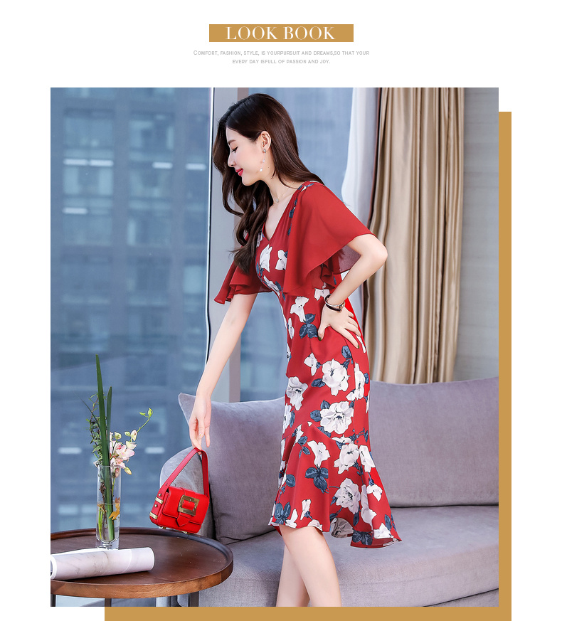 ชุดเดรสสั้นสีแดงพิมพ์ลายดอกไม้สีขาว ผ้าโพลีเอสเตอร์ผสม ผ้าพื้นพื้นสีแดง แขนระยาว ทรงเข้ารูปช่วงเอว M