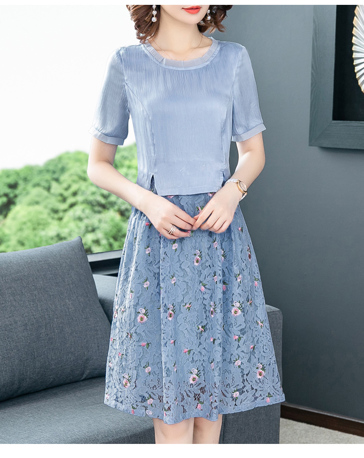 ชุดเดรสสั้นสีฟ้า เย็บต่อกับกระโปรงผ้าลูกไม้สีฟ้า ปักลายดอกไม้เล็กๆๆ L