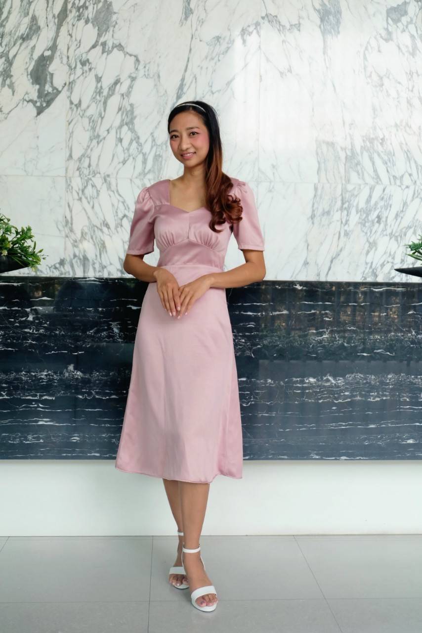 kudapy ชุดเดรสสั้นใส่ออกงาน คอวีเหลี่ยม ทรงบาน ผ้าซิลซาตินนุ่มลื่นใส่สบาย ผ้าซาร่า ยาว43นิ้ว