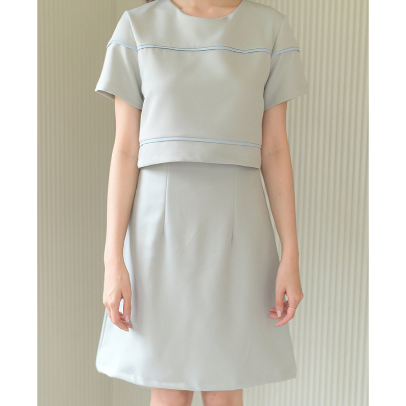 kudapy เดรสสั้นสีมัทฉะ/สีเบจ/สีกรม ทรงเอ ดีไซน์น่ารัก ตัดต่อเหมือนใส่แยกชิ้น จริงๆเป็นเดรสชิ้นเดียว ตัวเสื้อเพิ่มกิมมิคเส้นกุ๊นตัดต่อไปถึงช่วงแขน