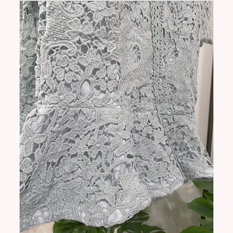 kudapy เดรสสั้นสีเทา ลูกไม้แขนยาว แต่งกระดุมหลอกด้านหน้าชุดสวยๆ กระโปรงระบายชาย ผ้าลูกไม้ลายสวย ยืดหยุ่นได้ มีซับในในตัว