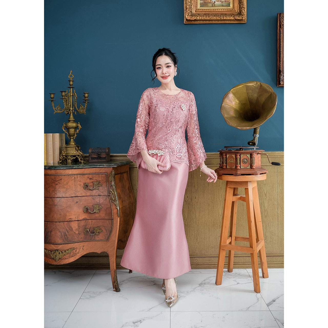 kudapy เดรสยาว ผ้าไหมทรงหางปลา กระโปรงทรงนี้เป็นทรง ผ้าลูกไม้แต่งเลื่อมแบบวิ้งทั้งตัวเลื่อม งานปักลูกไม้ยังเป็นงานปักผสมดิ้น