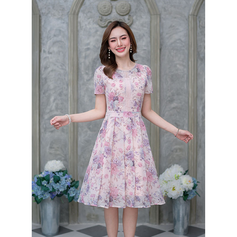 kudapy เดรสสั้นสีชมพู/สีกรมผ้าชีฟอง ลายสวยหวานมากๆ ทรงสวย มีดีเทลแต่งลูกไม้ช่วงอกและรอบคอ กระโปรงจับจีบรอบตัว