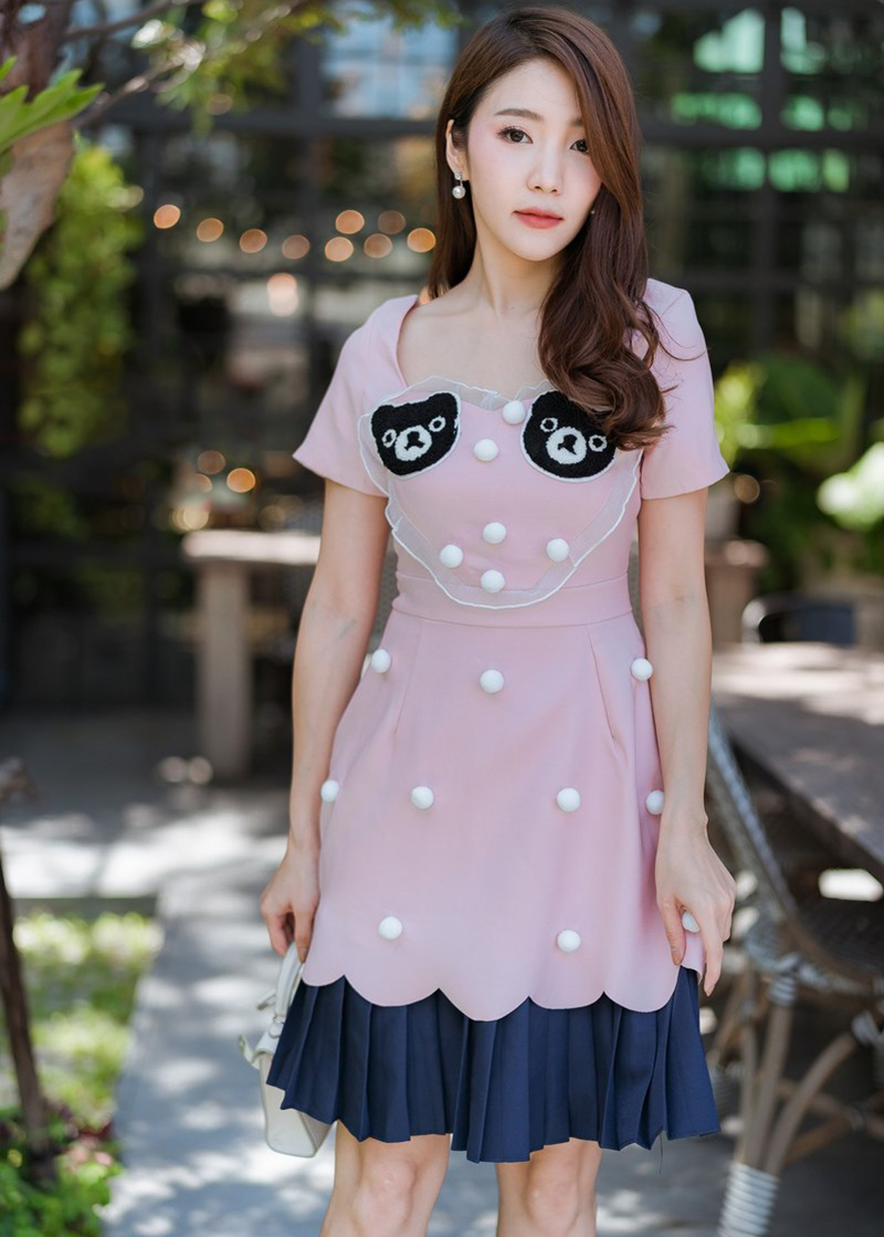 เดรสสั้นคอเหลี่ยมสีชมพู แต่งลายตุ้กตาน่ารักๆที่หน้าอก กระโปรงชั้นในอัดพลีตสวยมาก S M L XL