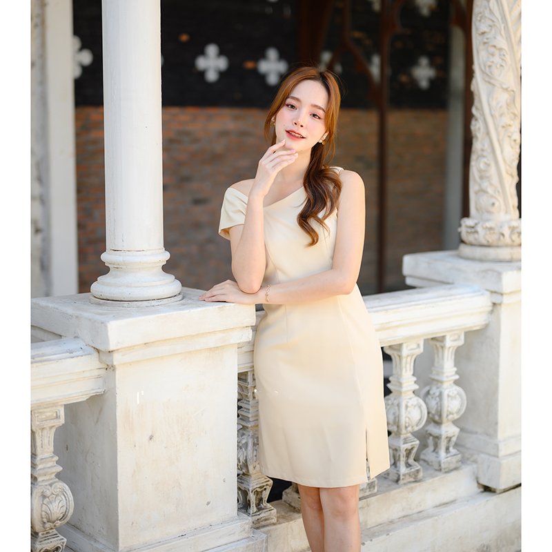 kudapy เดรสสั้นสีชมพู/สีครีม/สีเขียวมัทฉะ/สีแดง ดีไซน์ใหม่ของทางร้าน เก๋ๆ ชิคๆ ด้านนึงเป็นแขนกุดคอเฉียงลงมาที่อก แขนอีกข้างเป็นส่งกลีบบัวจับจีบนิดๆ